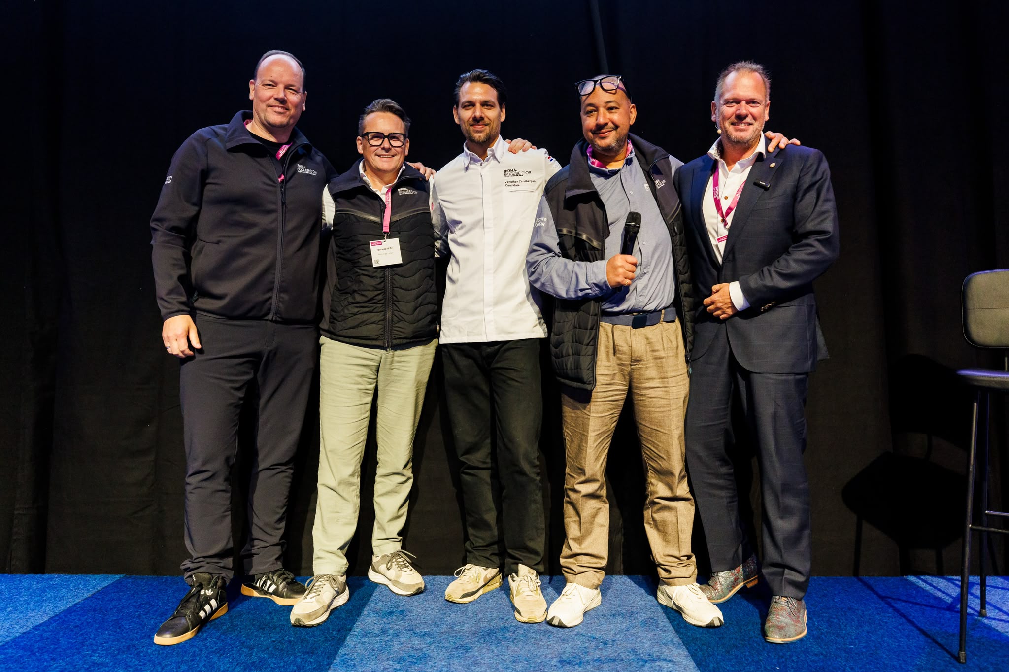 Jonathan Zandbergen (midden) met het bestuur van Bocuse d'Or tijdens de bekendmaking op Gastvrij