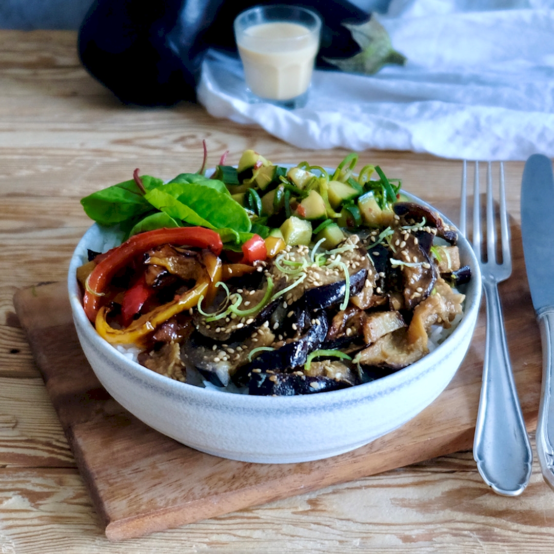 Pokébowl met miso-glazed aubergine