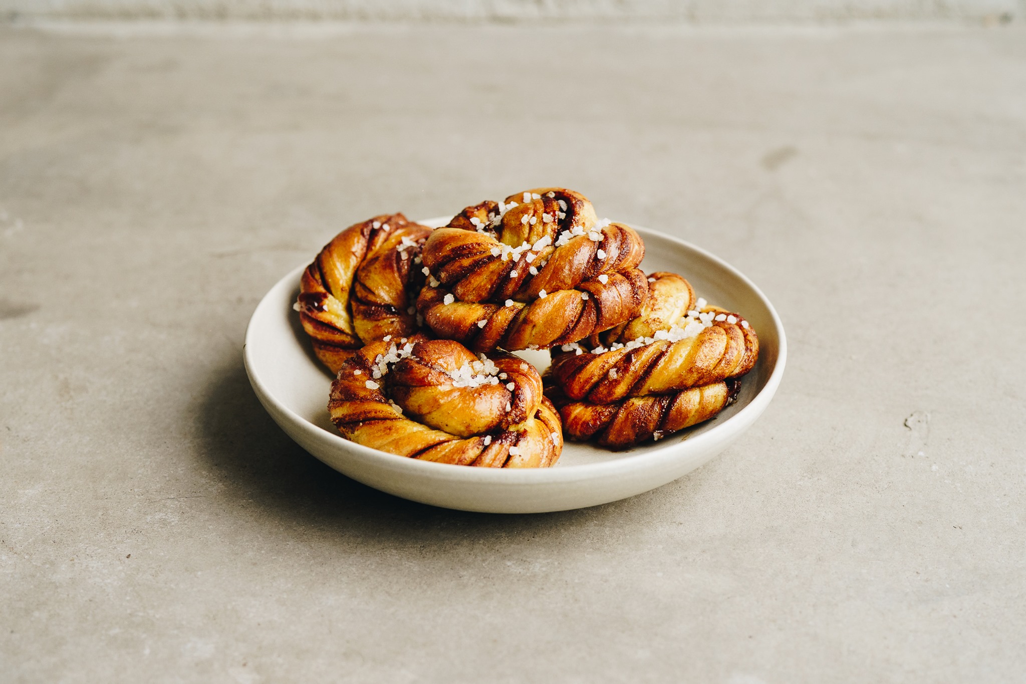 De cinnamon buns van Public Space Bakery 