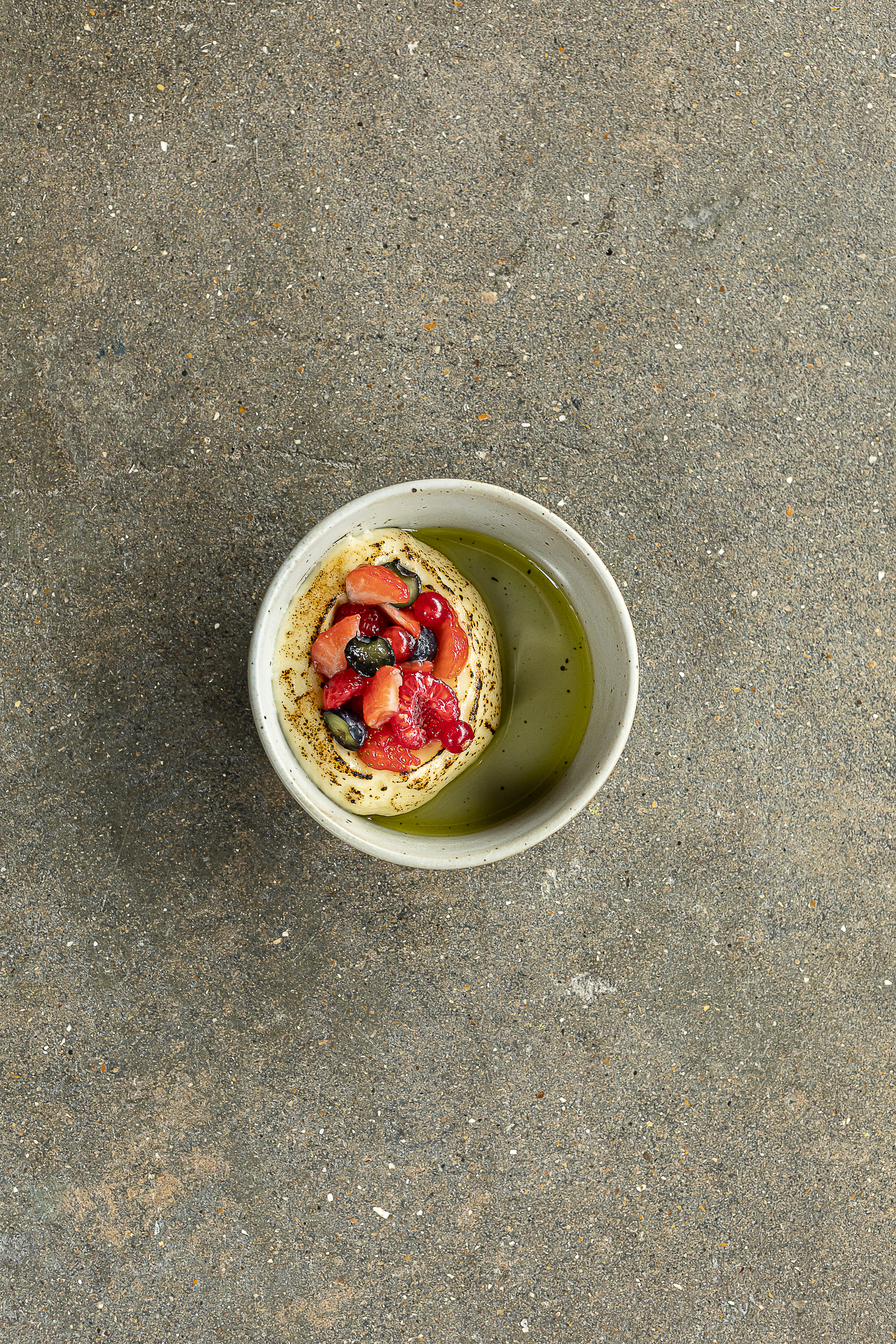 Gebrande kaas met zomerfruit in vermouth en lievevrouwenbedstro-olie 