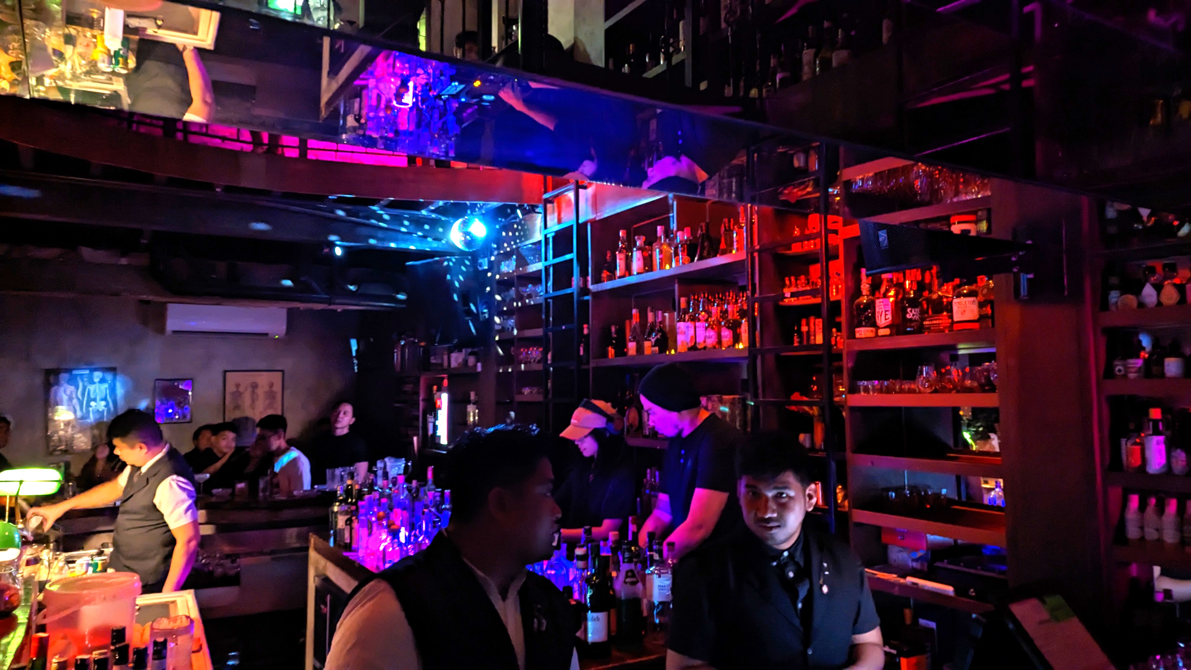 De Spirits Library cocktailbar in Manila