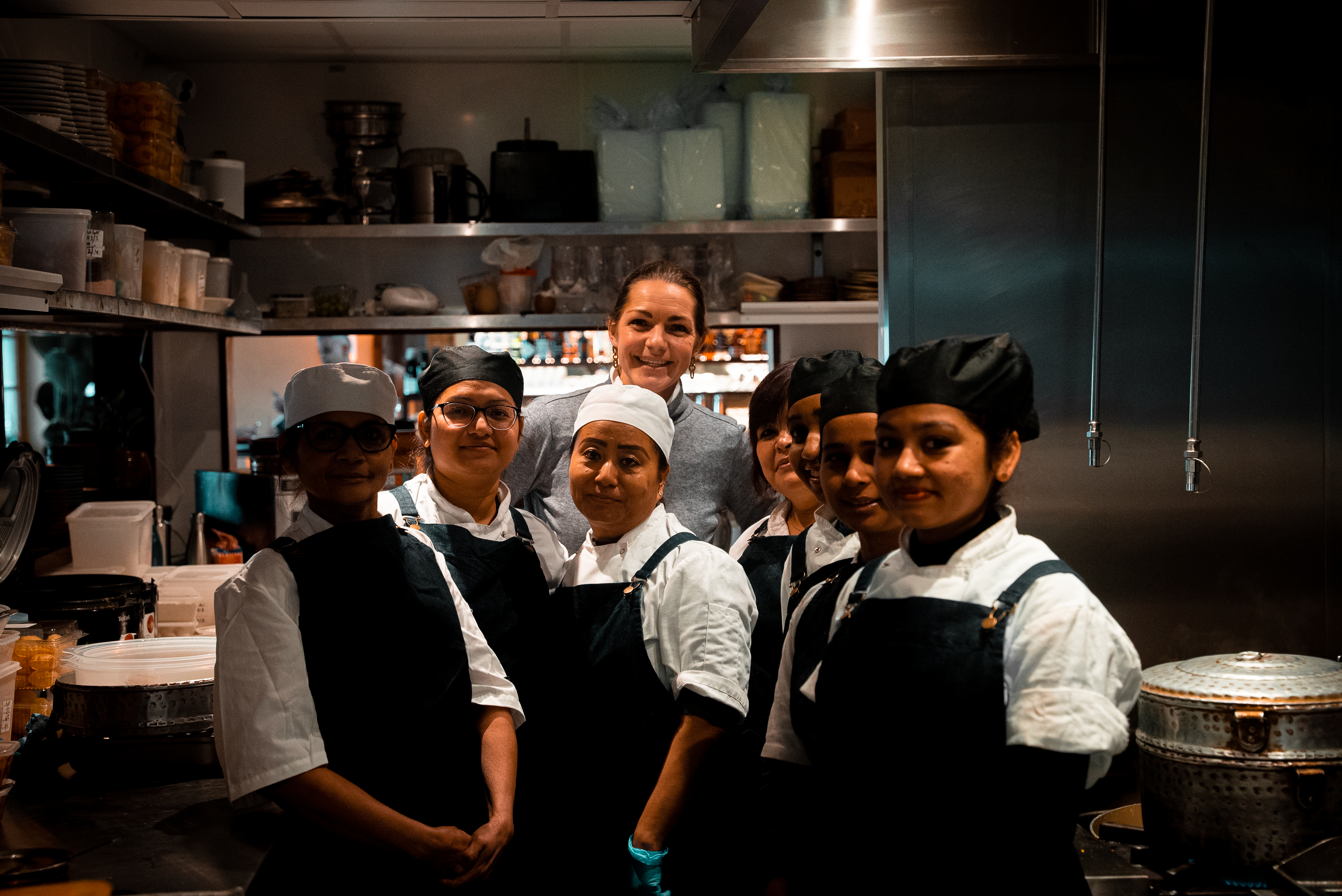 Food Inspirations hoofdredacteur Maaike de Reuver tussen de dames in de keuken van Darjeeling Express