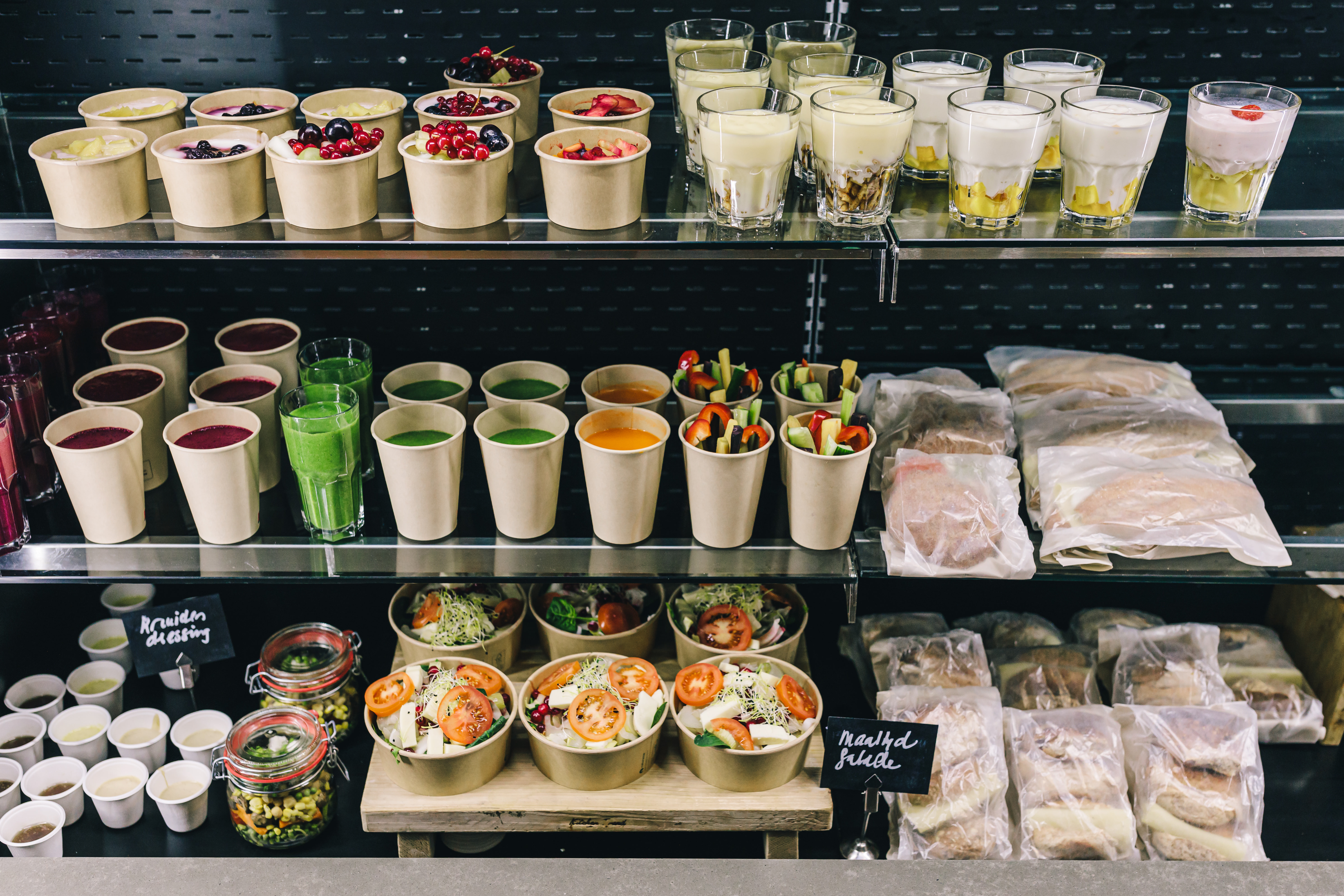 Het assortiment van ready to eat en drink broodjes, smoothies en salades vanuit de koeling in restaurant 'de Markt' 
