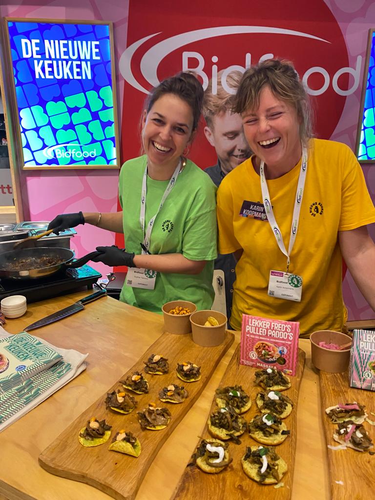 Dames van De Nieuwe Keuken in de stand van Bidfood op Gastvrij Rotterdam