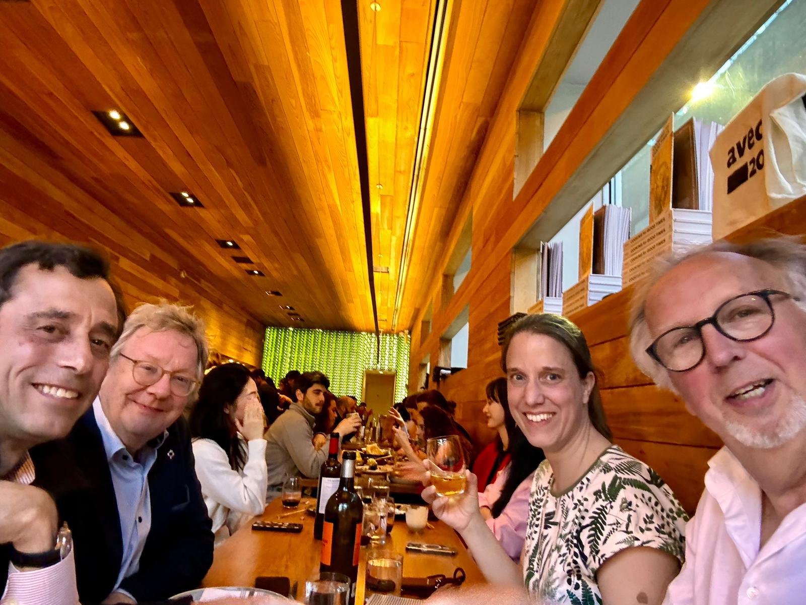 Diner bij Avec tijdens Food Inspiration's recente trip naar Chicago | V.l.n.r. Chicago-kenner David Manilow, smaakprofessor Peter Klosse en Food Inspiration's Moniek de Jongh en Hans Steenbergen