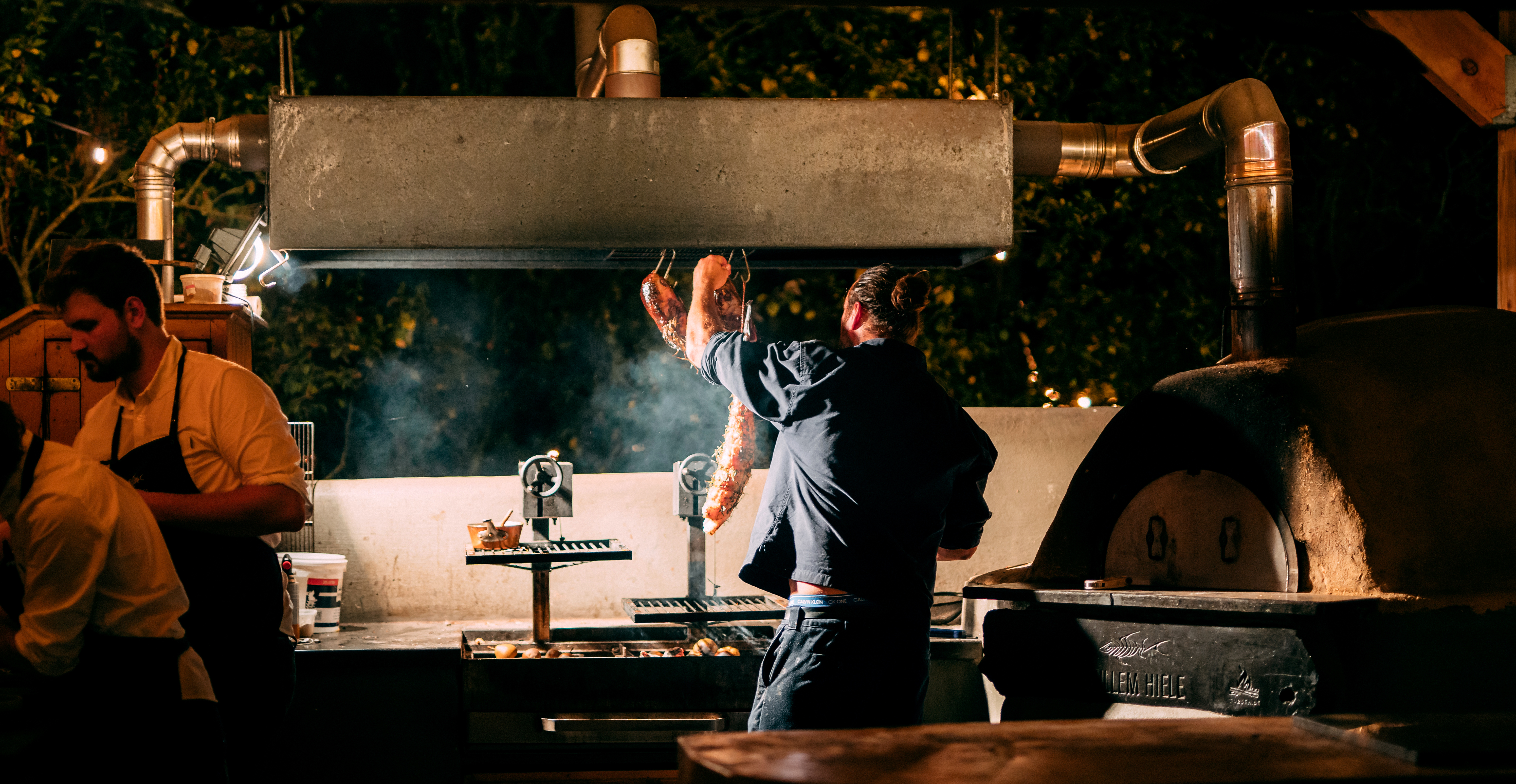 Willem Hiele aan het werk in de buitenkeuken van zijn restaurant