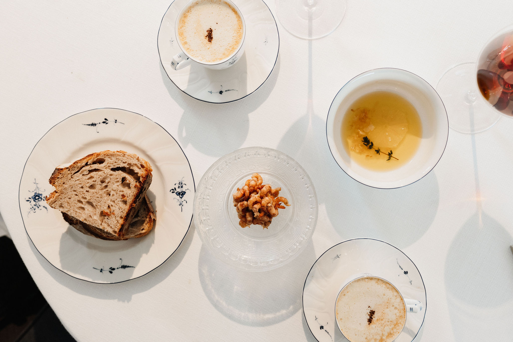 De garnalenbisque met koffieroom, stokvisboter en zelfgebakken zuurdesembrood