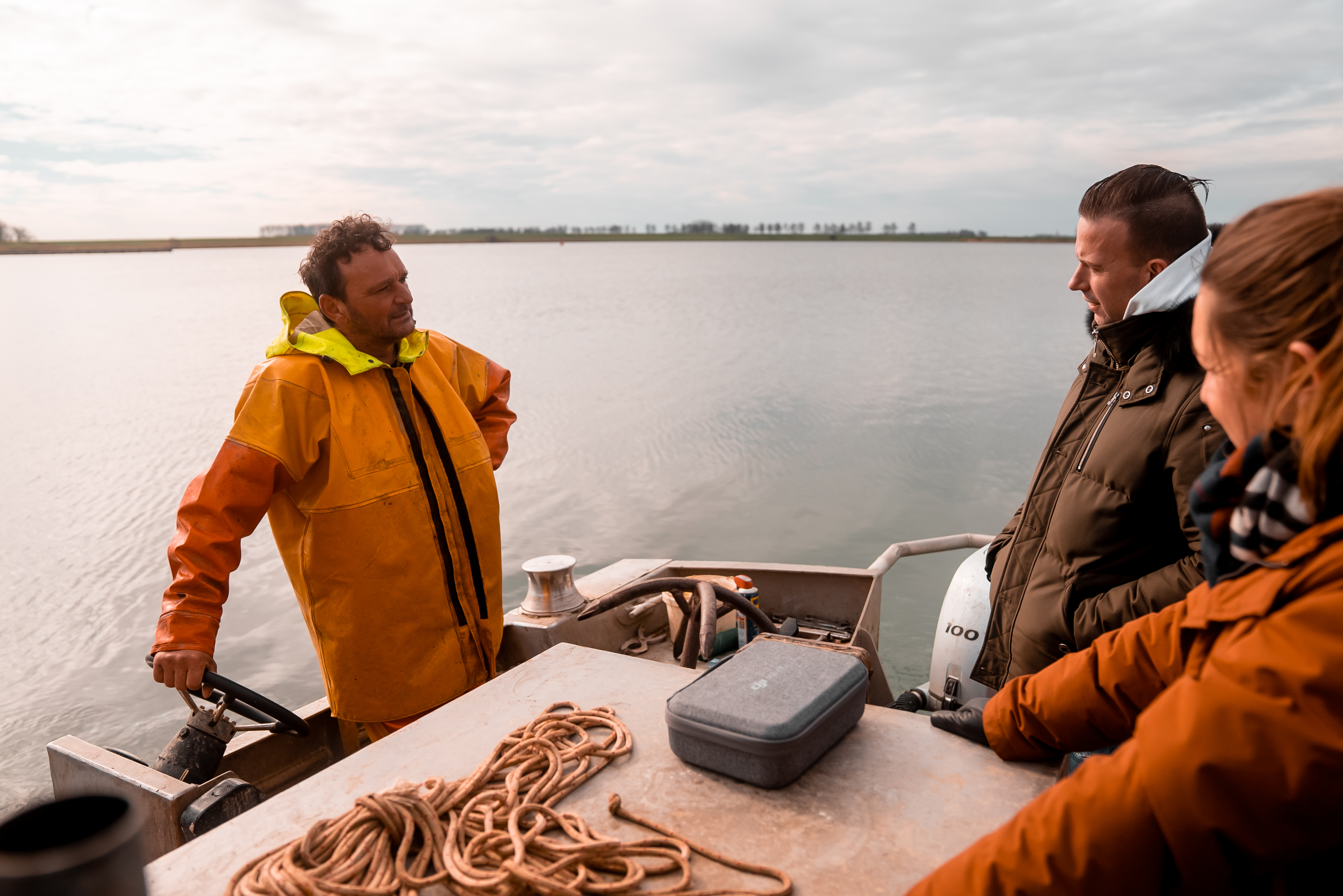 Thijs Meliefste op de boot van een van zijn vissers op het Veerse Meer