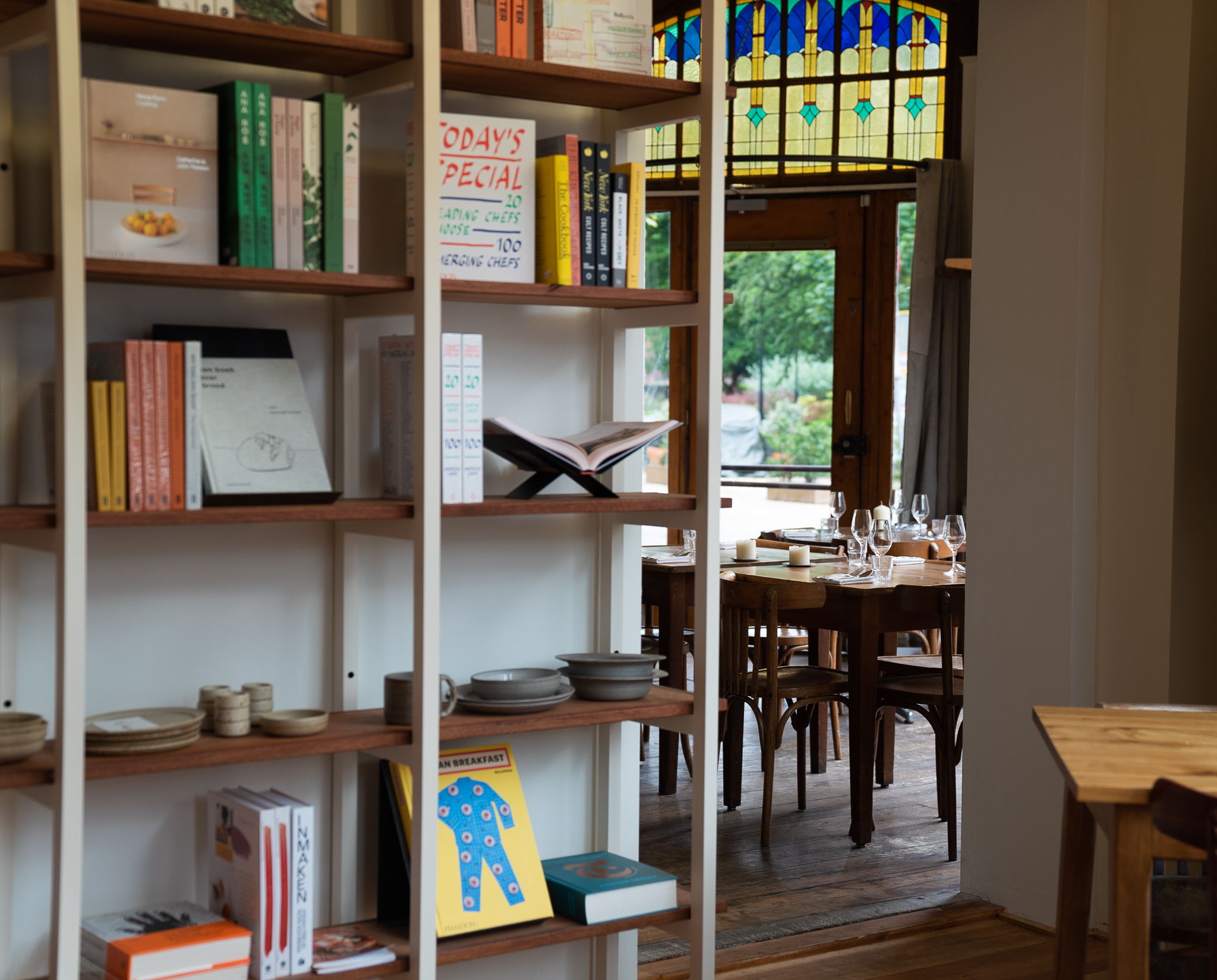 Van bakkerij Loof, loop je langs de boekenkast zo Café Binnenvisser in