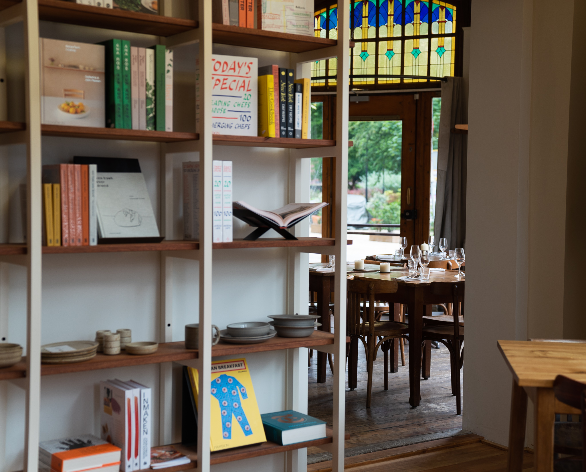 Van bakkerij Loof, loop je langs de boekenkast zo Café Binnenvisser in