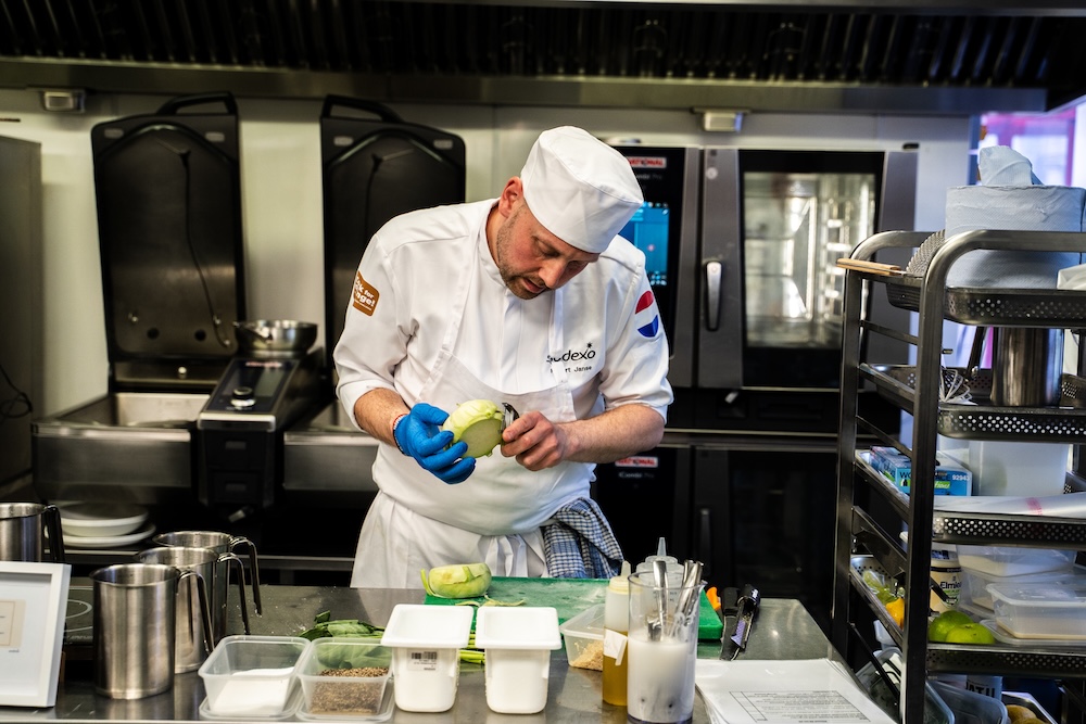 Sodexo-chef Robert Janse bereidt zijn award-winning gerecht: gerookte koolrabi met miso, wittebonenroom en kombucha-beurre blanc