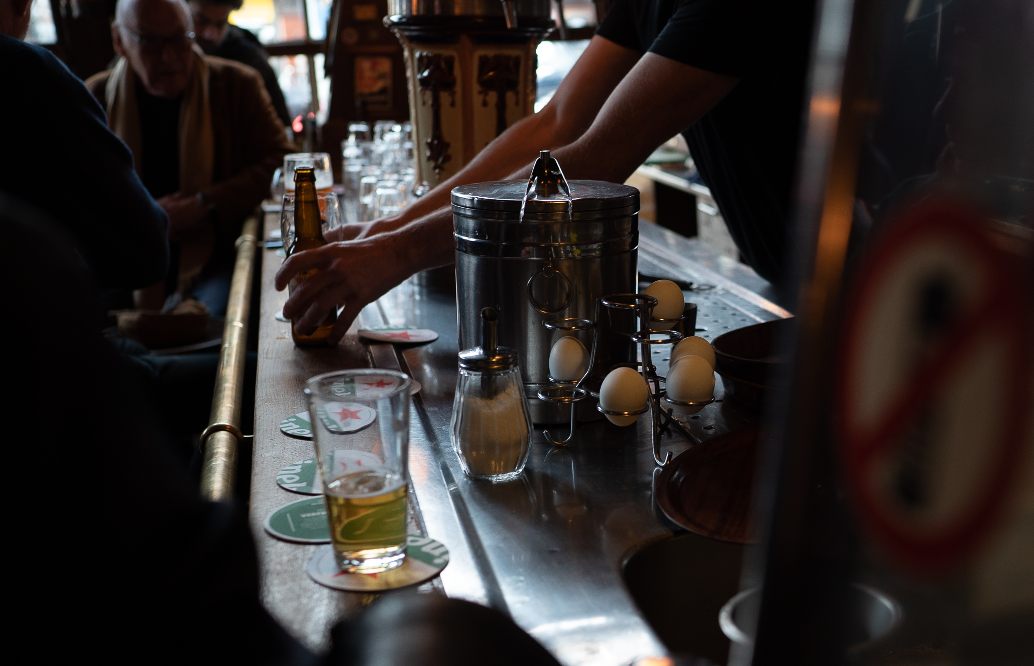 Gekookte eitjes op de bar bij café 't Monumentje