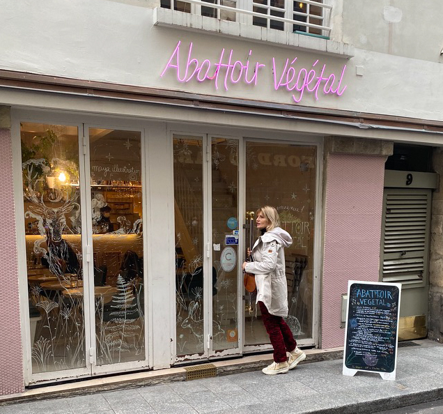 Sheila Struyck op vegan-hotspot excursie in Parijs