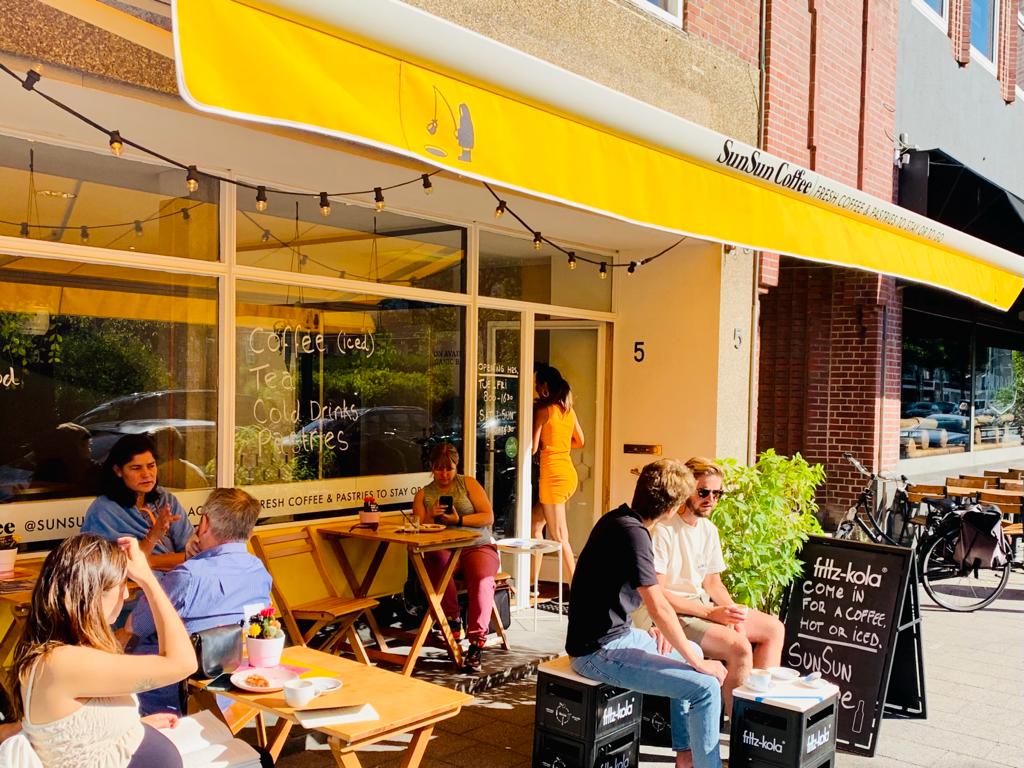 Het terras van SunSun Coffee in de zomer