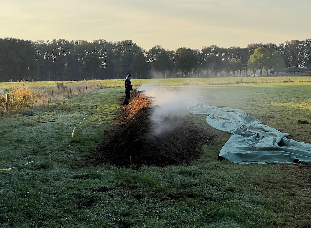 Bemesten gebeurt bij Erve Kiekebos onder andere met levende compost