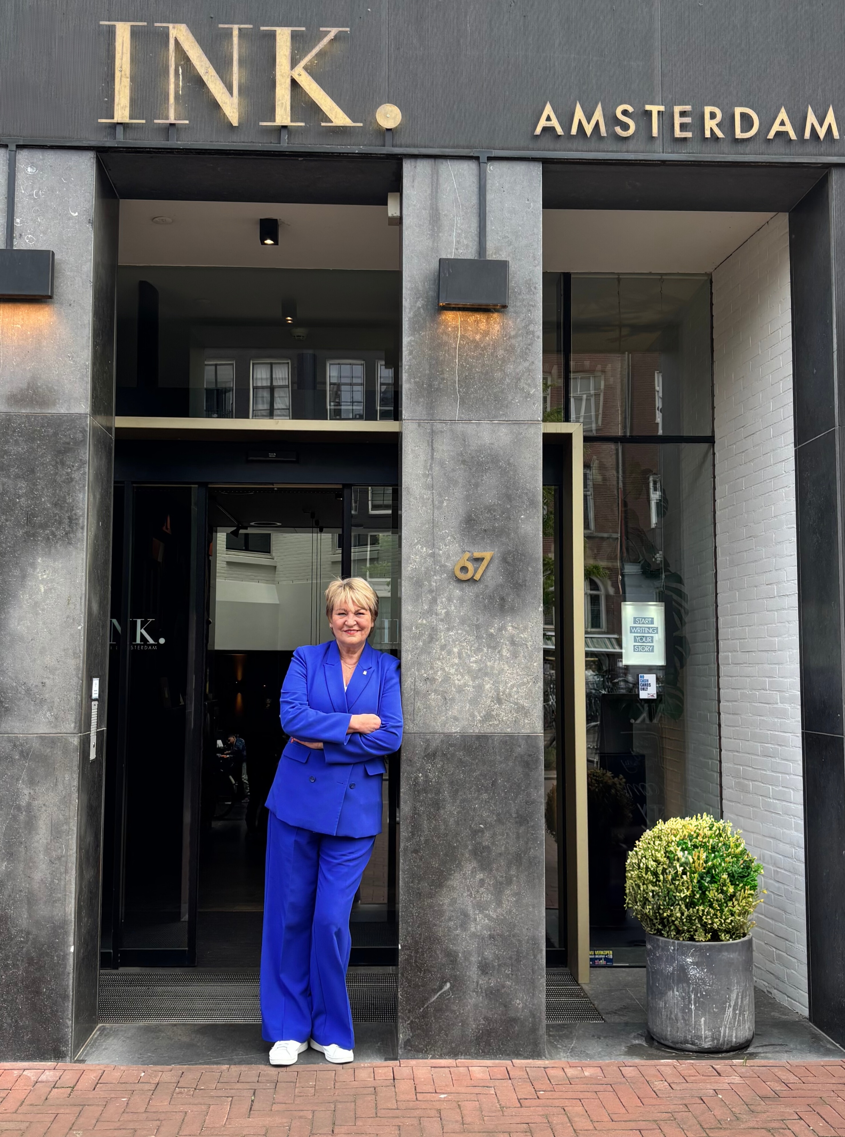 General manager Jolanda de Smit voor de ingang van 'haar' INK Hotel