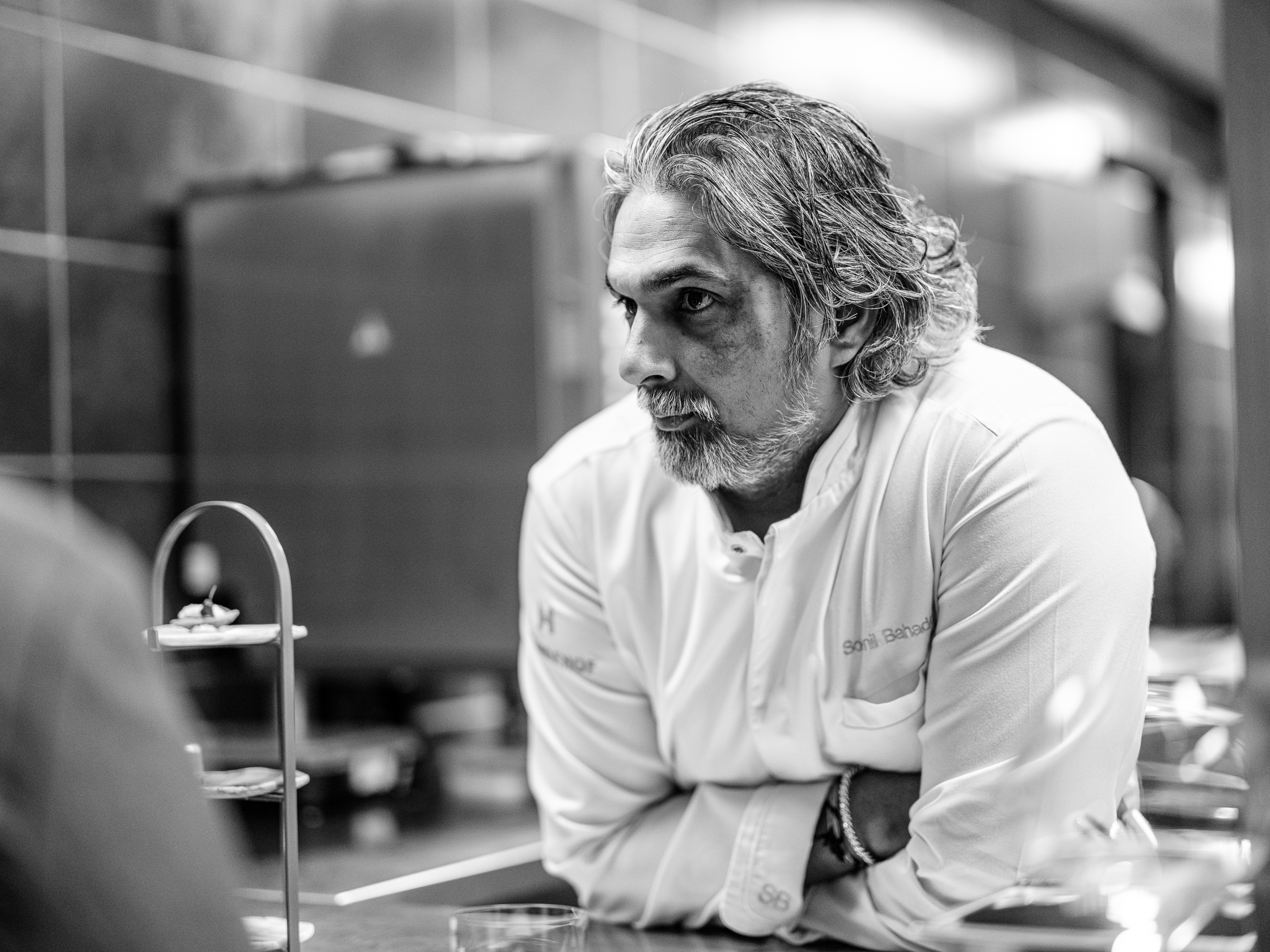 Soenil Bahadoer in de keuken, foto door: Pieter D'Hoop