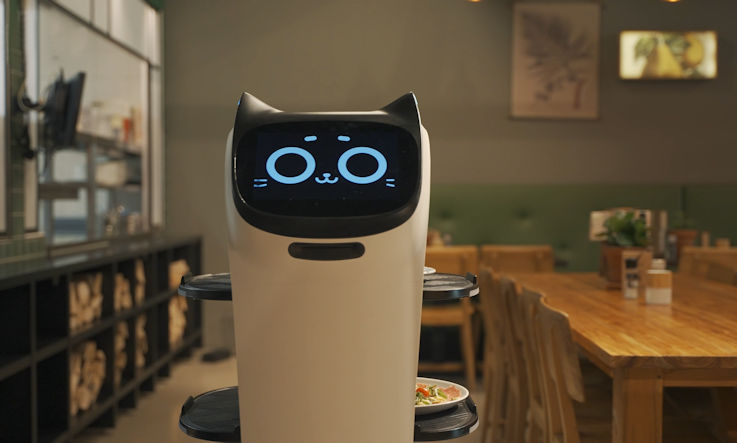 Bella Bot helpt bmet het serveren van het eten bij Landal Greenparcs Coldenhove. Foto door: Landal Greenparcs Coldenhove