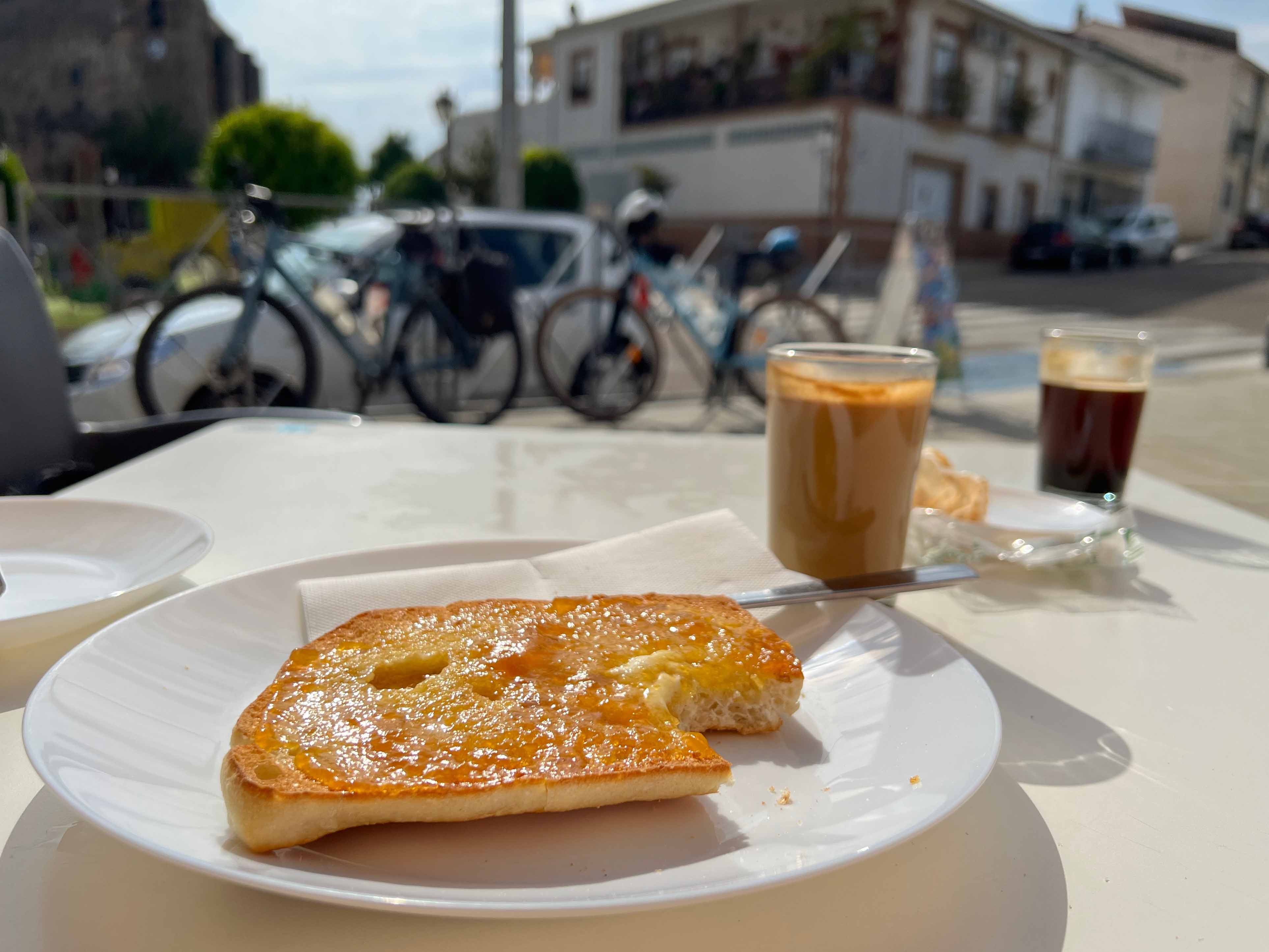 Toast met boter en marmelade in de zon