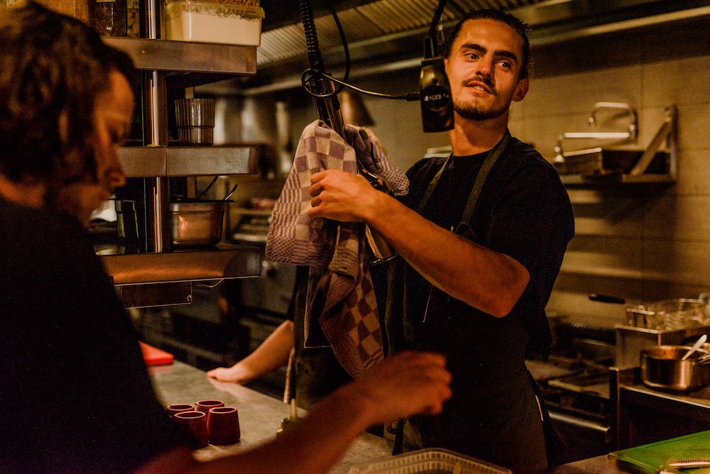 Souschef Max Pesch aan het werk in de keuken