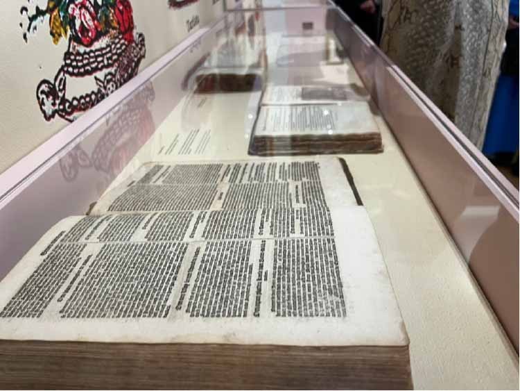 Eeuwenoude receptenboeken op de tentoonstelling Grand Dessert in het Kunstmuseum in Den Haag | foto door Sheila Struyck