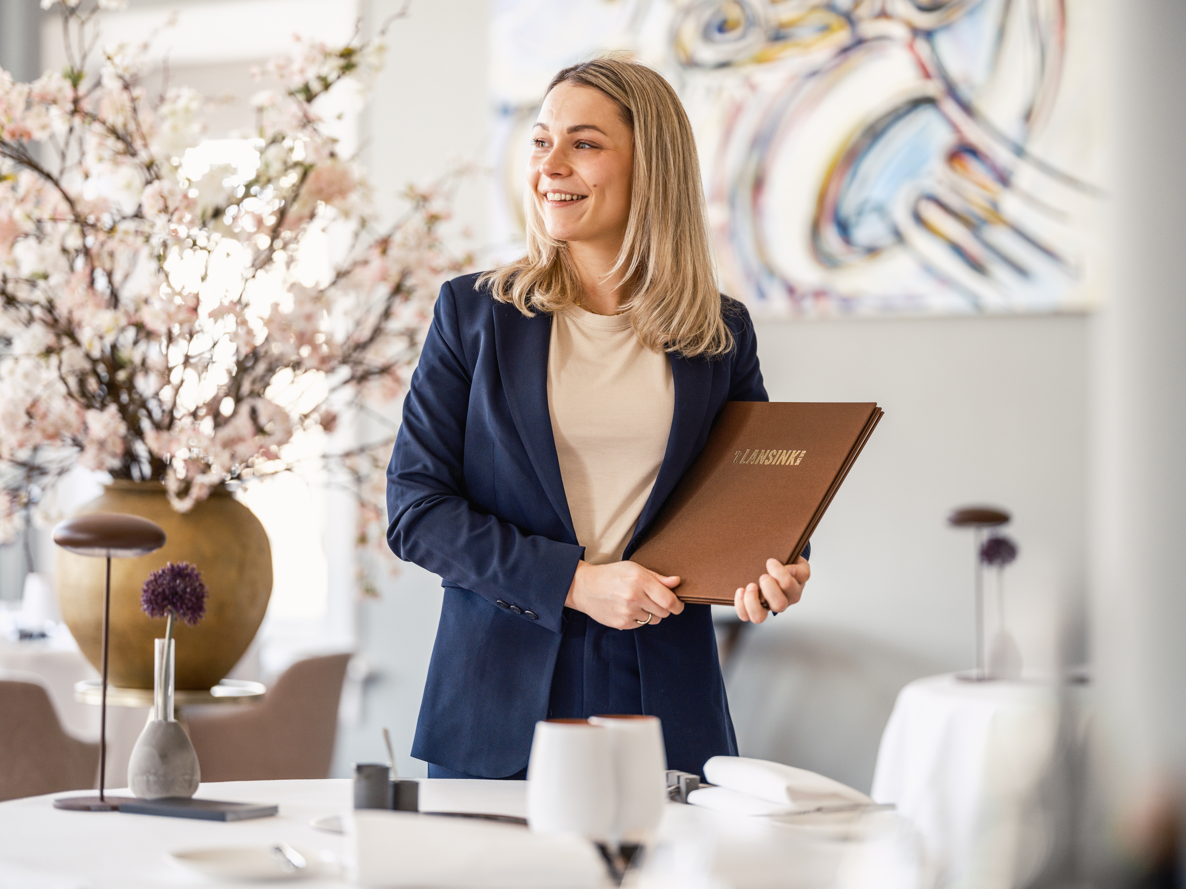 Een van de medewerkers van 't Lansink in het restaurant