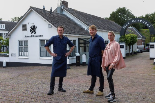 Dennis Koopmans, Maarten Bout en Gabriëlle Koopmans voor hun restaurant SEAson in het Arsenaal.