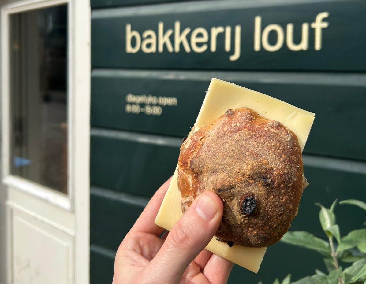 Zuurdesemkrentenbol van bakkerij Louf